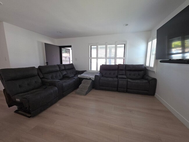 Building Photo - ***Just Reduced*** 5-Bedroom, 2-Bathroom home located in Azusa, CA!