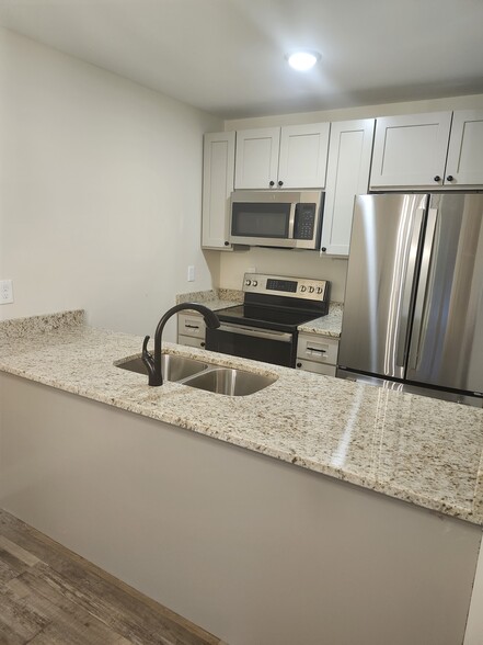 High quality cabinets with granite counter tops all stainless appliances - 347 Beechwood Ln