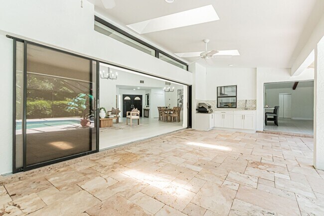 Building Photo - Newly Renovated 3 Bedroom Pool Home in Des...