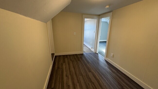 Building Photo - 4 Bed, 1 Bath, plus Bonus Room in Rochester!