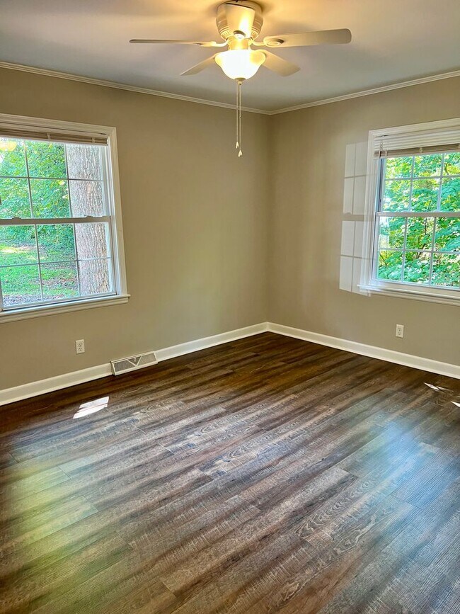 Building Photo - 3 Bedrooms, 2 Bath Home for Rent