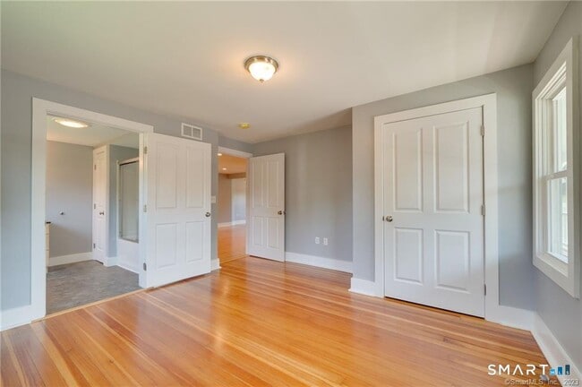 Building Photo - 157 River Rd