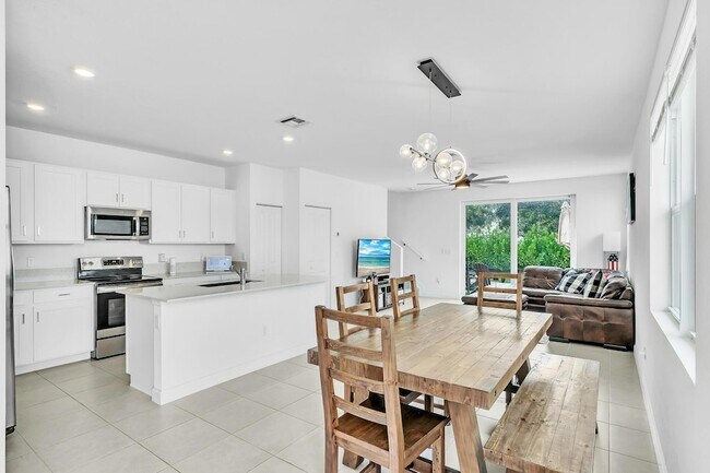 Building Photo - 235 SE Woodbark St