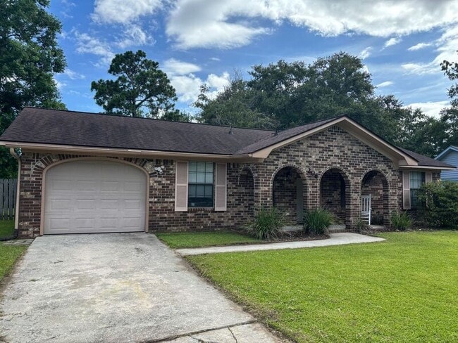 Building Photo - 206 Village Green Cir