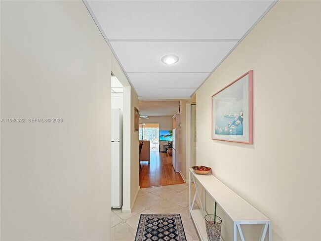 Building Photo - 1030 Country Club Dr