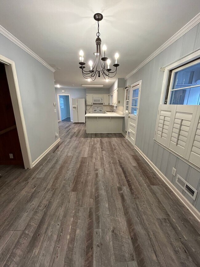 Building Photo - Charming 3/2 House in College Heights- $2,095