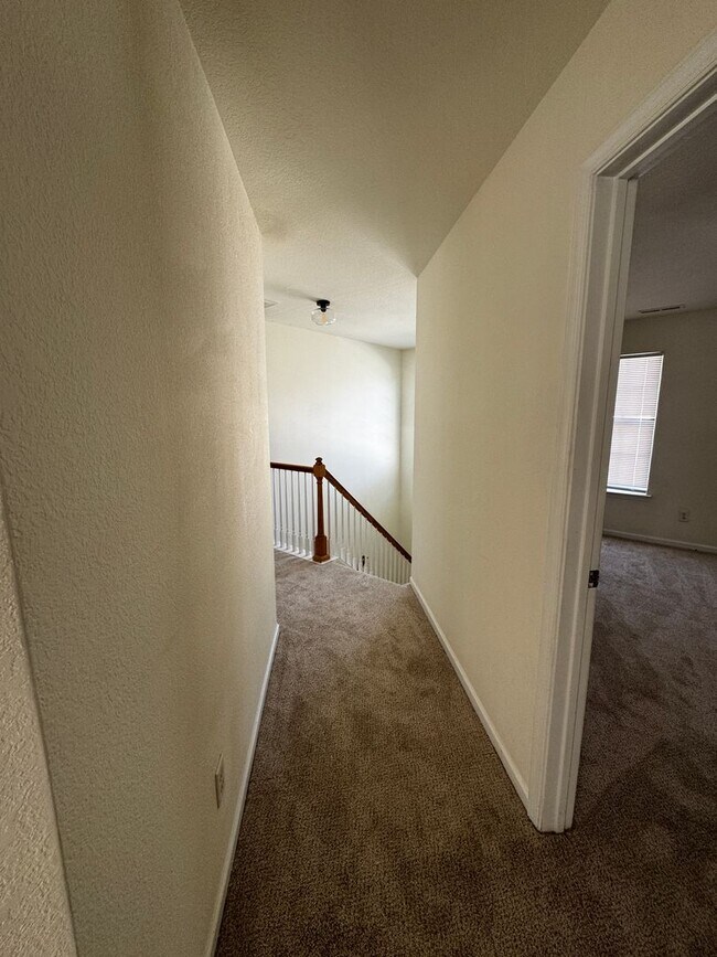 Building Photo - BEAUTIFUL OPEN FLOOR PLAN