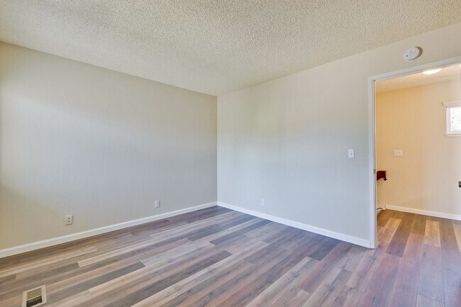 Building Photo - Reduced-Beautiful 3 bedroom 2 bath Single Family Home $4395