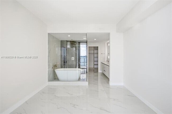 Building Photo - 700 NE 24th St