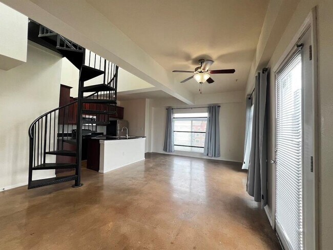 Building Photo - 910 W 25th St