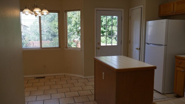 Building Photo - 4 Bed 3 Bath off Dublin/Powers w/AC- Avail...