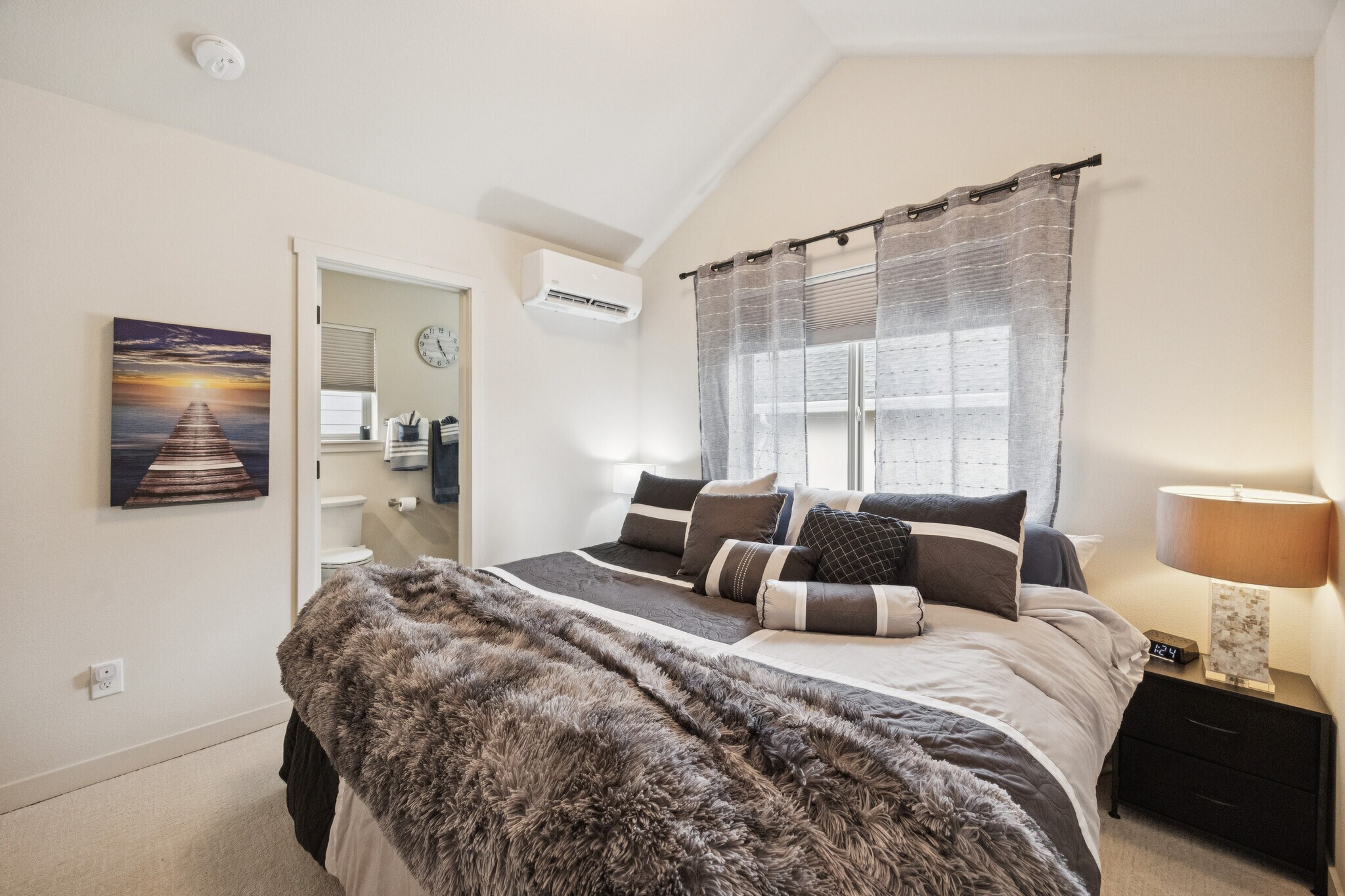 King Bed Separate Suite - 4836 NE 9th Ave