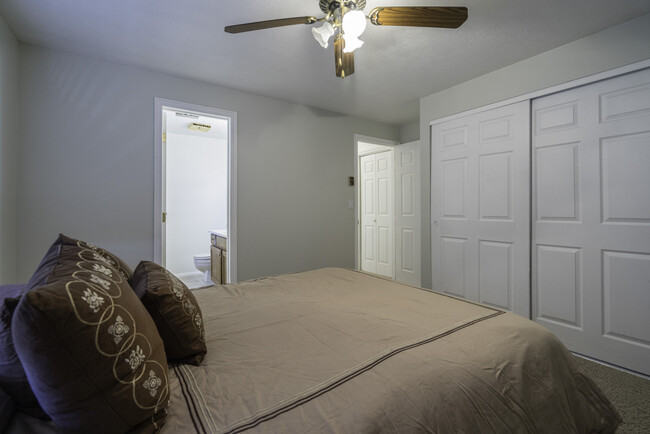 Building Photo - Great 3 bedroom and 2.5 bath home - 6 or 1...