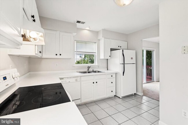 Building Photo - 1623 Chesapeake Ln