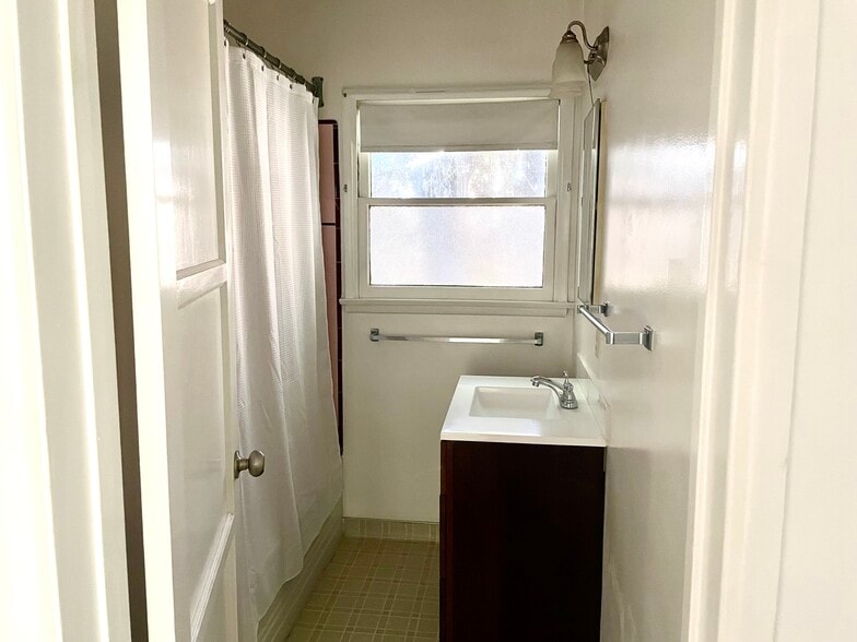 Bathroom - 614 N Atlantic Blvd