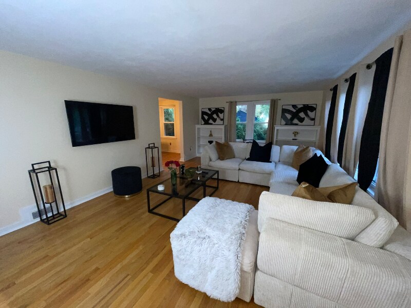 Building Photo - 449 Buckingham Ave