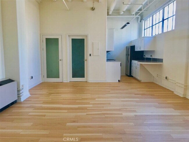 Primary Photo - 312 W 5th St