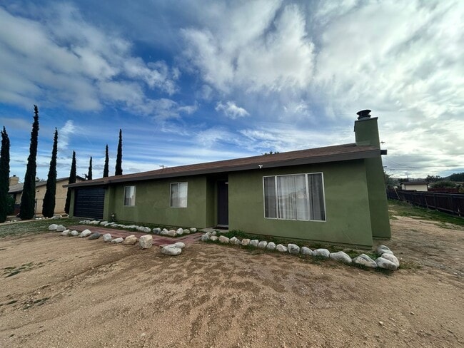 Building Photo - 3-bedroom 2 bath Home with Central AC - Fully Furnished