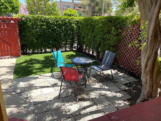 Yard - 849 N Sycamore Ave