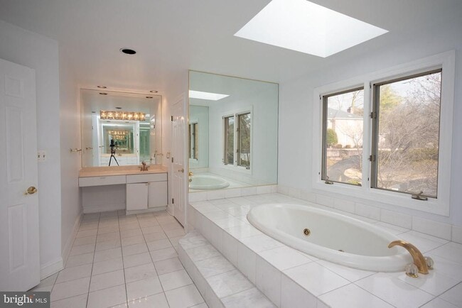 Building Photo - 9700 Grenadier Ct