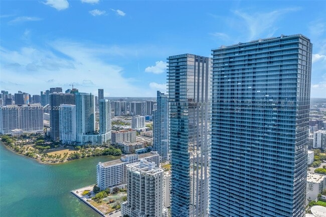 Building Photo - 700 NE 24th St