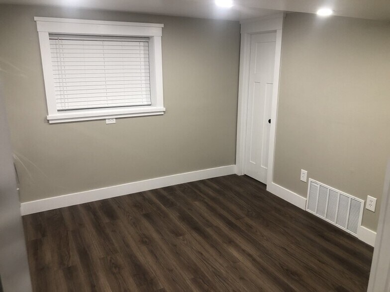 Building Photo - 10122 Buttercup Dr