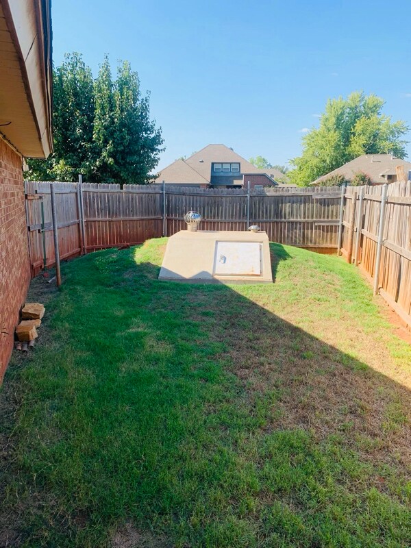 Building Photo - 2412 E Hills Dr