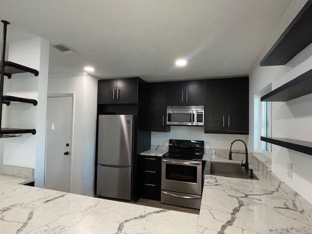 Building Photo - 8811 Bay Pointe Dr