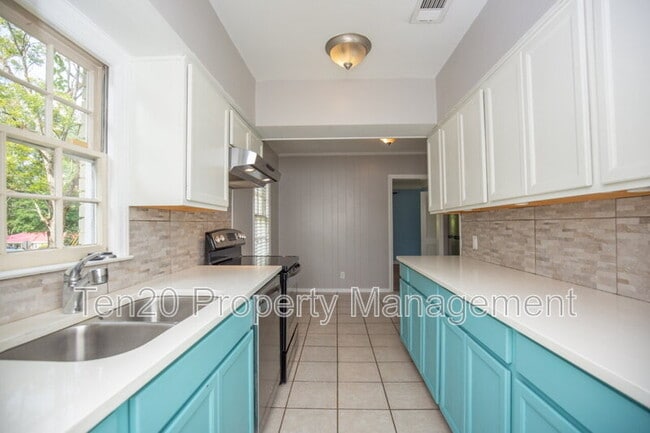 Building Photo - 1706 Wells Dr