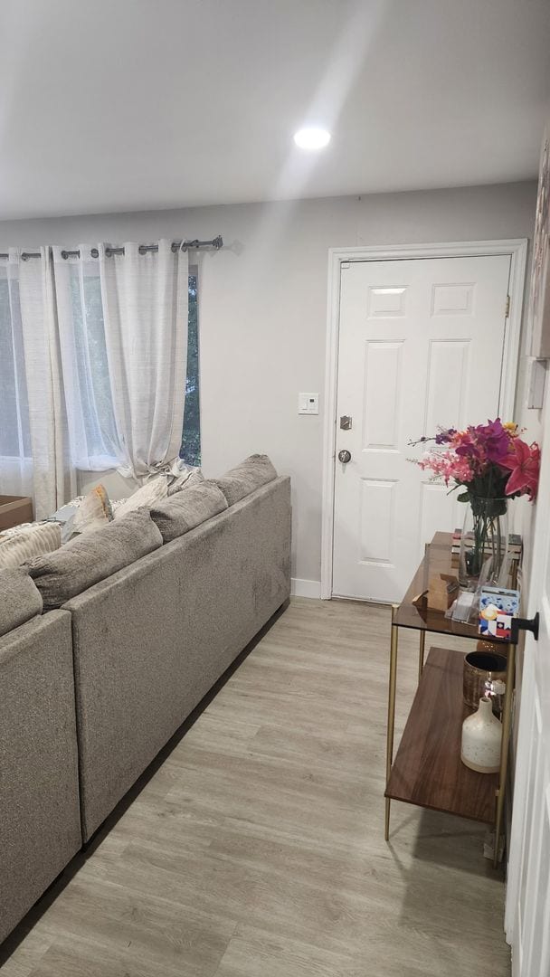 Building Photo - Renovated 4-Bedroom Single-Level Home in Quiet Kent Central Location