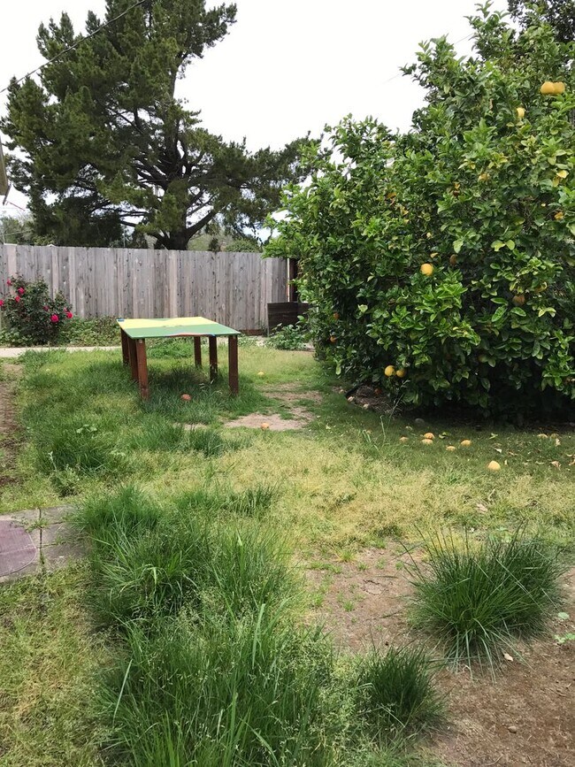 Building Photo - *DEPOSIT PENDING* 4 Bedroom 3 Bathroom House w/ Enclosed Yard!