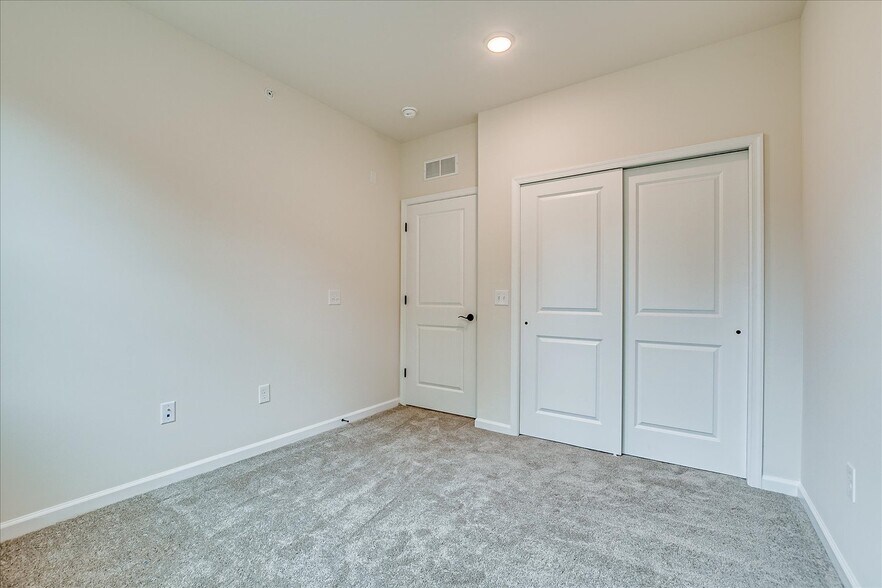 Building Photo - 624 Sadie Cir