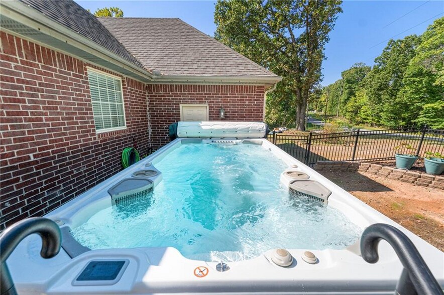 Private pool/spa combo - 1 Dent Ln