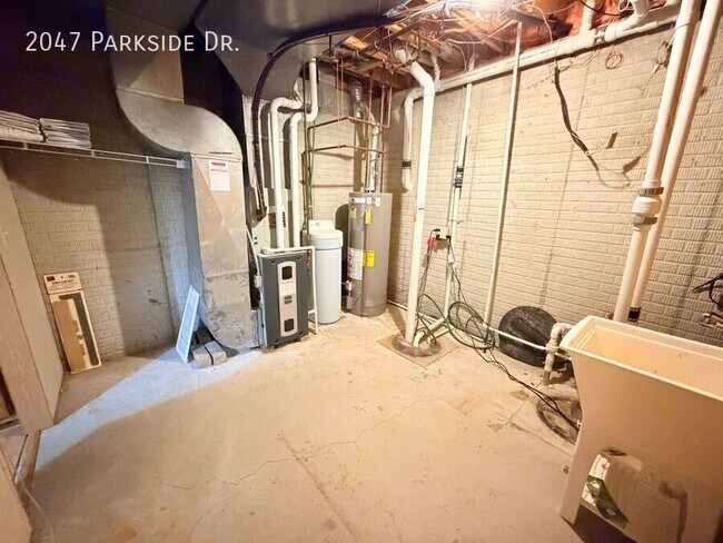 Building Photo - 2047 Parkside Dr