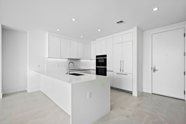 Building Photo - 220 Lake Shore Dr