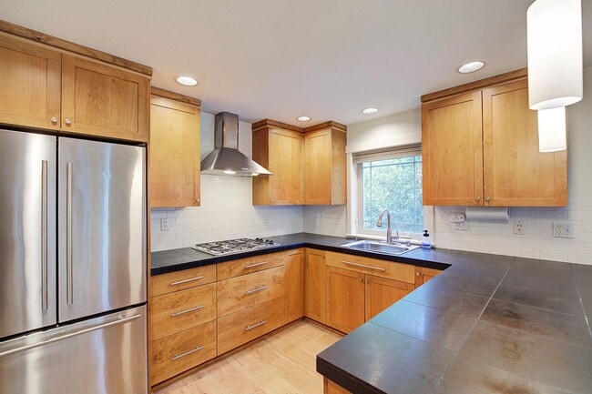 Building Photo - 2Bd/1.5Ba Seattle Townhouse