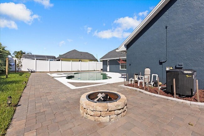 Building Photo - 5517 Loma Vista Dr E