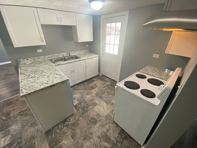 Building Photo - FOR LEASE - 3 BEDS, 2 BATH, 1160sqft - Laf...
