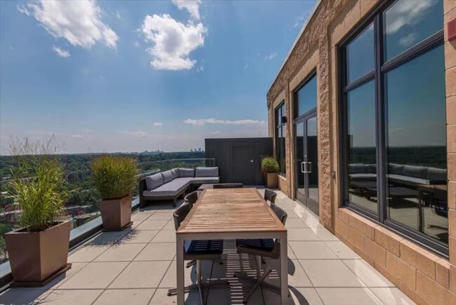 Building Photo - 1405 S Fern St