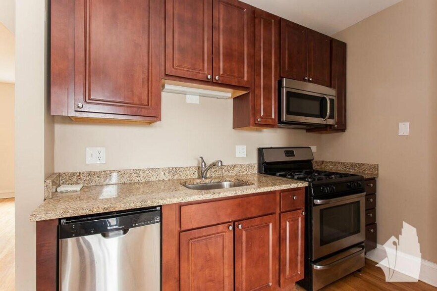 Primary Photo - 2108 W Ainslie St