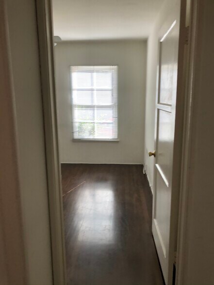 Building Photo - 609 Kelton Ave