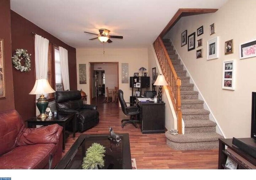 old tenant photos to show space in entrance - 2516 E Oakdale St