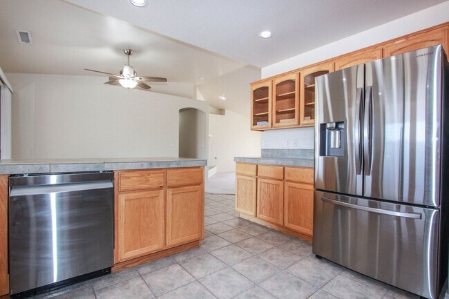 Building Photo - 4 Bedroom Home with 3 Car Garage in PV!