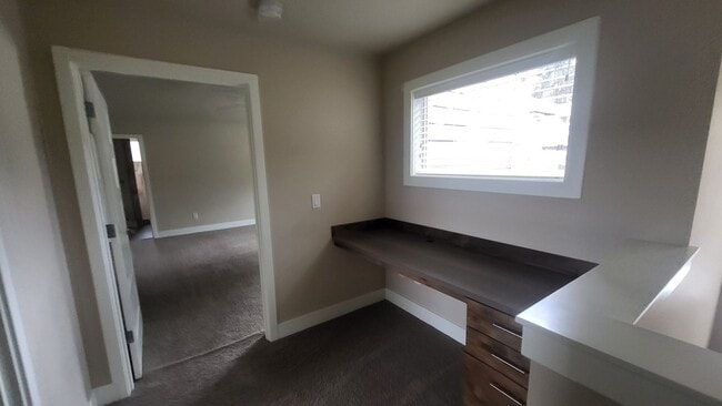 Building Photo - 3 Bed 2.5 bath plus bonus-Fenced-corner lo...