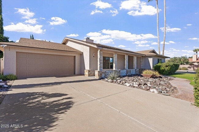 Building Photo - 8635 E Vía De La Gente