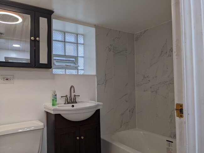 Building Photo - 5719 W Giddings St