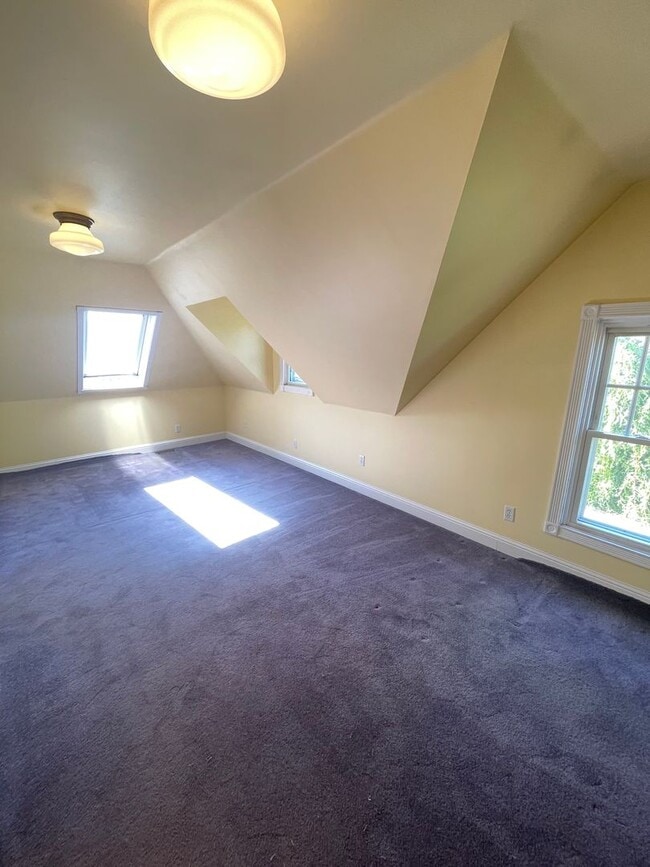 Building Photo - Stunning 3 bedroom/ 2 bath Victorian 2 sto...