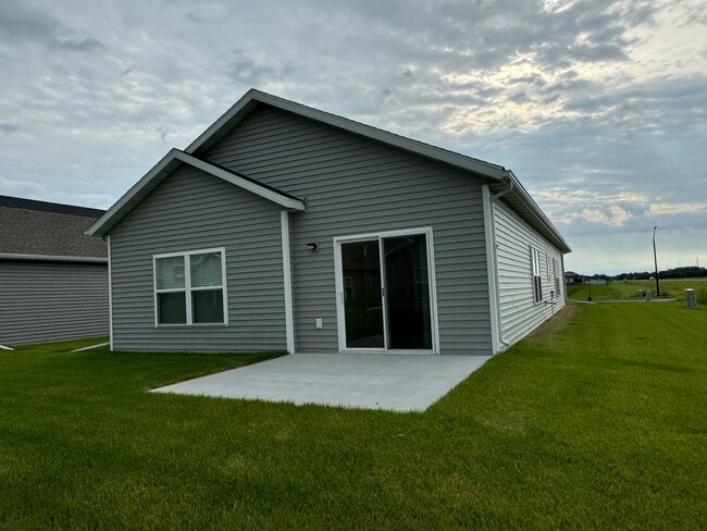 Building Photo - 3-bedroom, 3-bathroom South Fargo Family H...