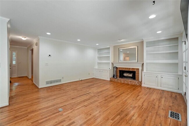 Building Photo - 295 Oakmere Rd