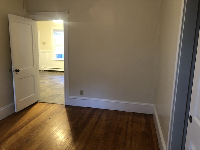 Building Photo - 1st Floor Updated 3 BR Quiet Area Near Bla...